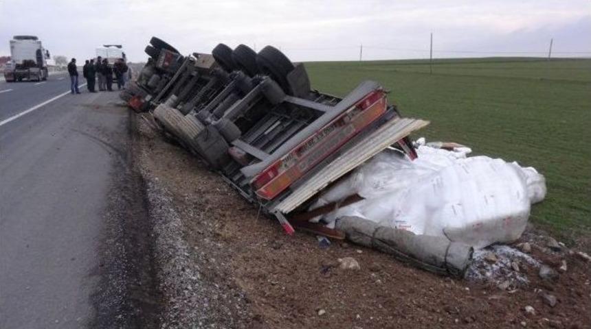 Hammadde Y&uuml;kl&uuml; Tır Devrildi