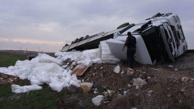 Hammadde Yüklü Tır Devrildi