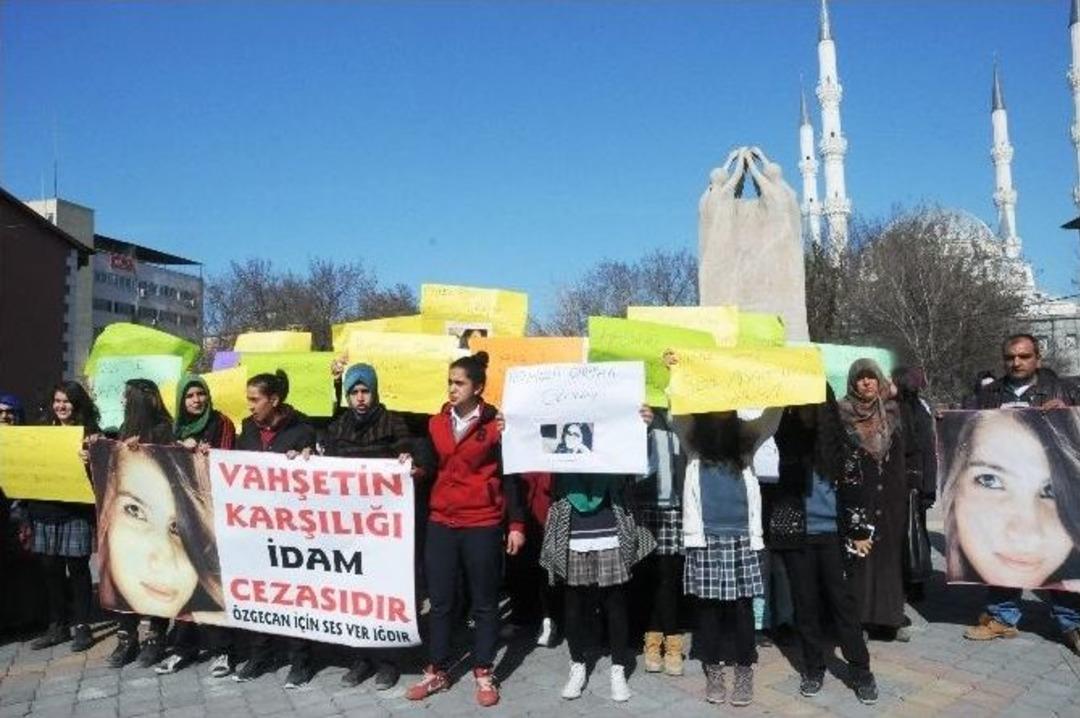 Kız &Ouml;ğrenciler &Ouml;zgecan&rsquo;ın &Ouml;ld&uuml;r&uuml;lmesini Protesto Etti