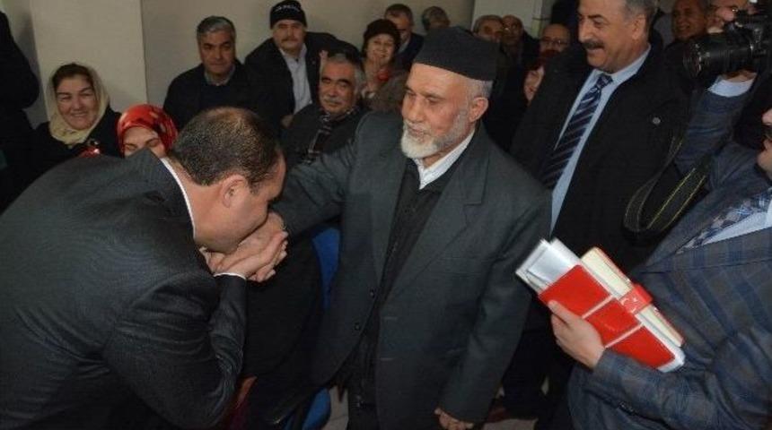 Anne Ve Babasının Elini &Ouml;p&uuml;p Adaylığını A&ccedil;ıkladı