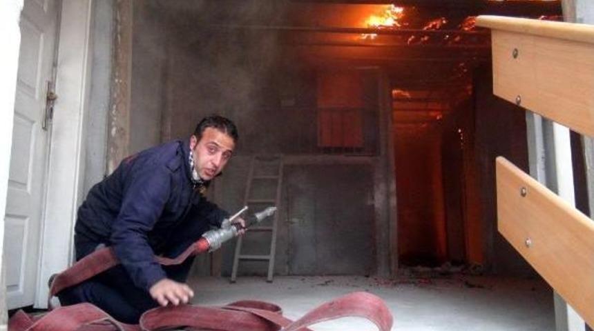 Yangını 11 Yaşındaki &Ccedil;ocuk Haber Verdi