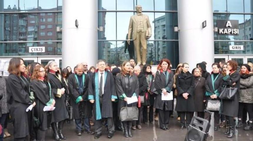 Eskişehir'de Kadın Avukatlardan Erkek Şiddetine Tepki