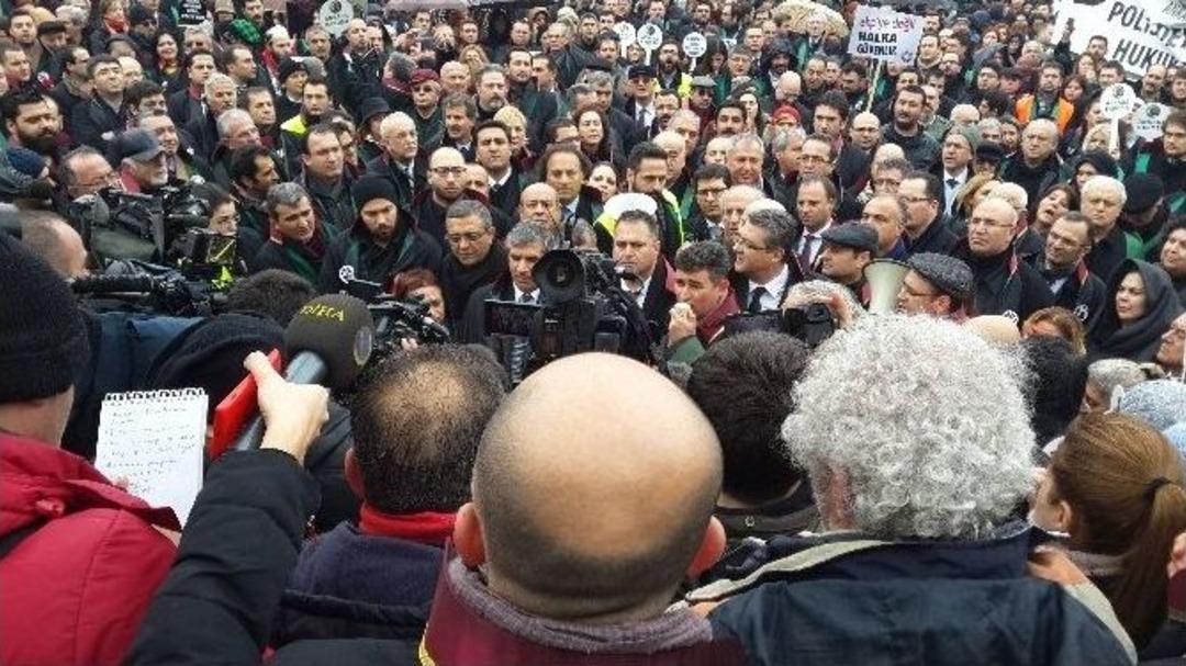Barolar Meclis &Ouml;n&uuml;nde İ&ccedil; G&uuml;venlik Paketi&rsquo;ni Protesto Etti