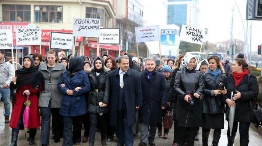 Kazan'da &Ouml;zgecan I&ccedil;in Y&uuml;r&uuml;d&uuml;ler