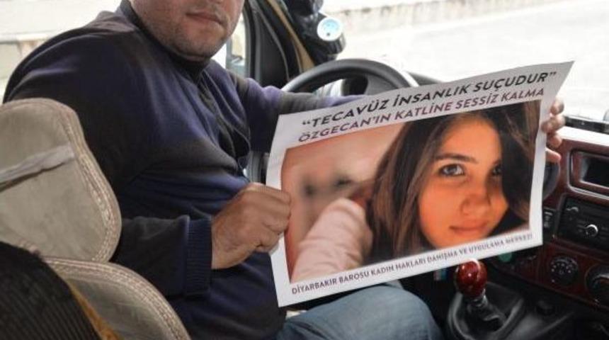 Diyarbakır'da Minib&uuml;slere Siyah Kurdele Bağlanıp, &Ouml;zgecan'ın Fotoğrafları Asıldı