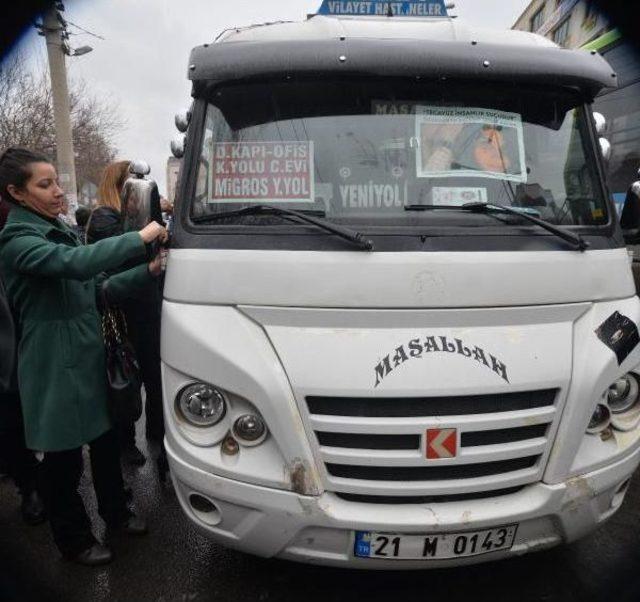 Diyarbakır'da Minibüslere Siyah Kurdele Bağlanıp, Özgecan'ın Fotoğrafları Asıldı