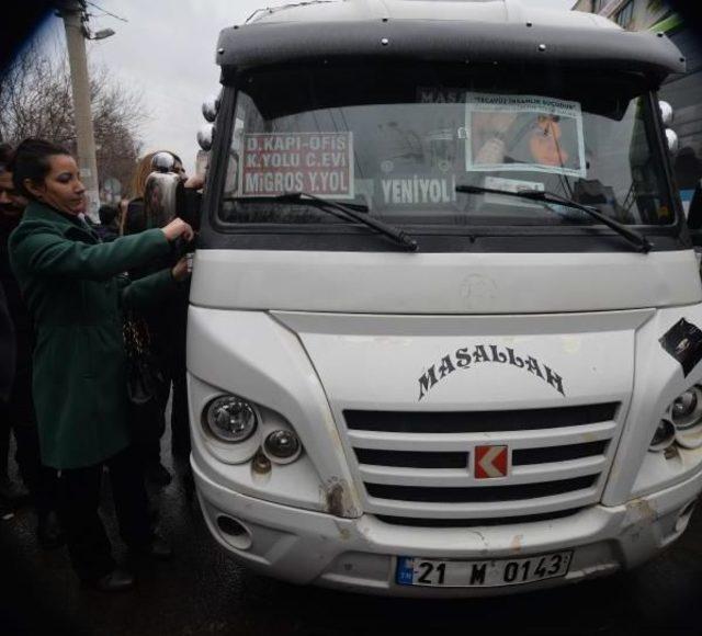 Diyarbakır'da Minibüslere Siyah Kurdele Bağlanıp, Özgecan'ın Fotoğrafları Asıldı