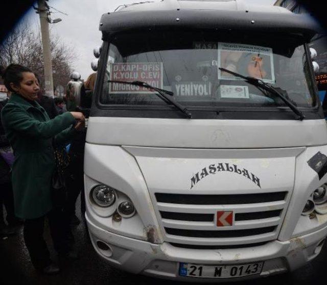 Diyarbakır'da Minibüslere Siyah Kurdele Bağlanıp, Özgecan'ın Fotoğrafları Asıldı