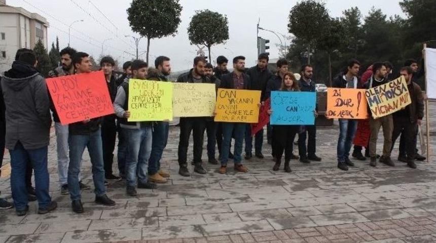 &Ouml;ğrenciler Abd&rsquo;de &Ouml;ld&uuml;r&uuml;len 3 M&uuml;sl&uuml;man Gen&ccedil; İ&ccedil;in Toplandı
