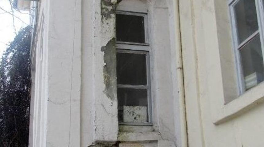 Yıkılmak &Uuml;zere Olan Bina Kullanılmaya Devam Ediyor