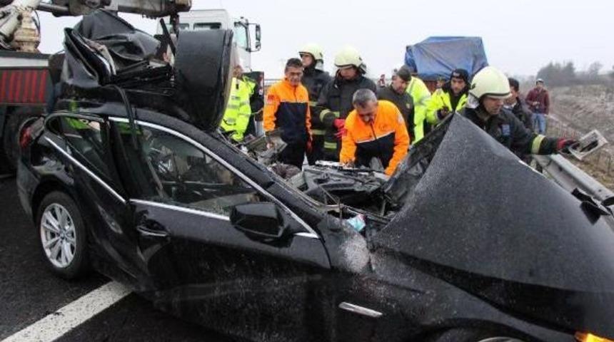 Kaza Yapana Yardım I&ccedil;in Duran Kamyona Otomobil &Ccedil;arptı: 2 &Ouml;l&uuml;, 1 Yaralı (2)