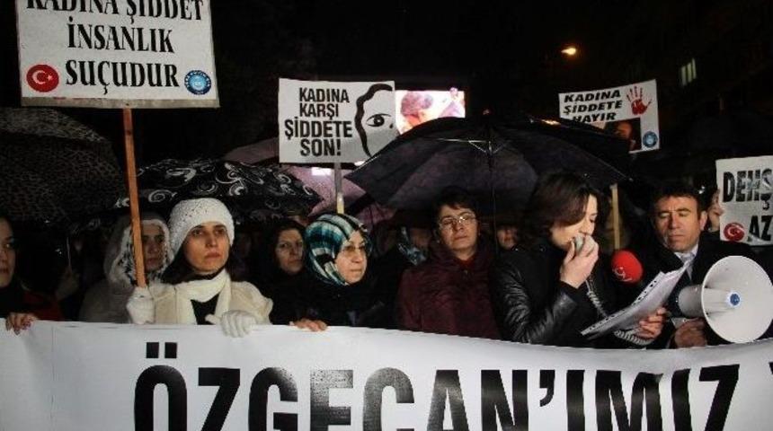 Kadınlardan Yağmur Altında &Ouml;zgecan İ&ccedil;in Y&uuml;r&uuml;y&uuml;ş