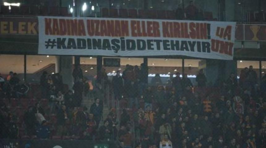 Galatasaray Trib&uuml;nlerinde &Ouml;zgecan I&ccedil;in Protesto