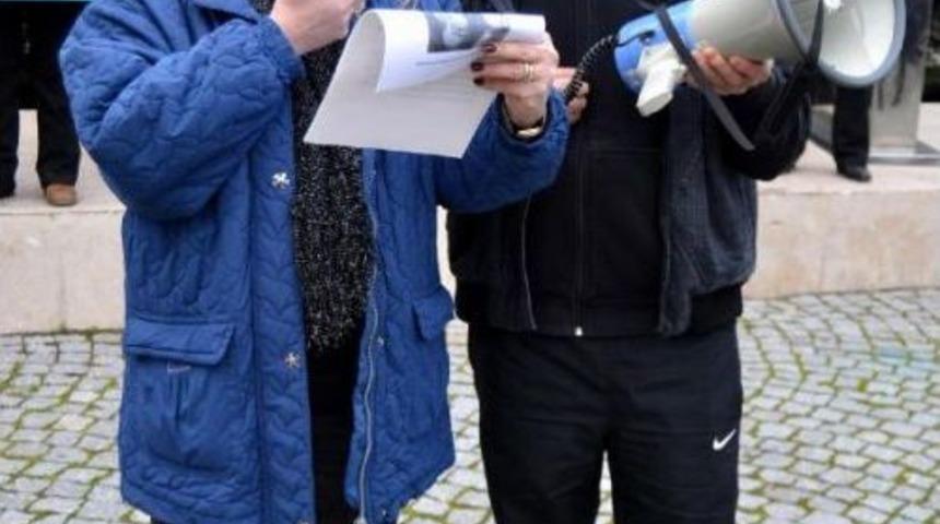 Salihli &Ouml;zgecan I&ccedil;in Ayakta