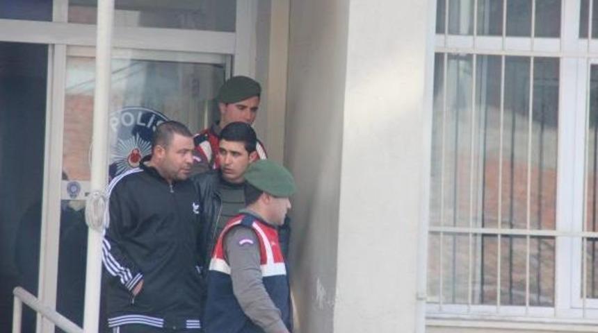 &Ccedil;alıştığı Fabrikadan Arkadaşlarıyla Hırsızlık Yaparken Yakalandı