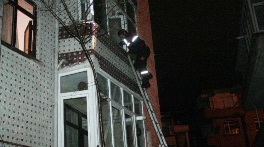 Kendisini Eve Kilitleyen Kadını İtfaiye Ekipleri Kurtardı