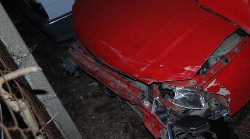 Lastiği Patlayan Otomobil Bariyerlere Girdi: 3 Yaralı