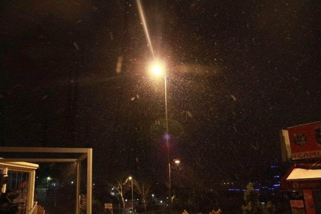 İstanbul&rsquo;da Beklenen Kar Yağışı Başladı