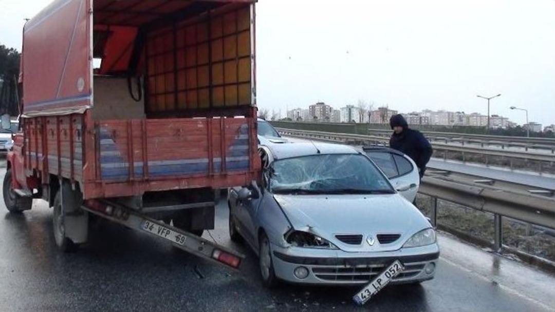 Buzlanan Yolda 10 Ara&ccedil; Birbirine Girdi