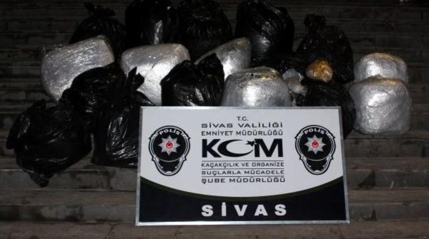 Sivas'ta Uyuşturucu Ve Kaçak Sigara Ele Geçirildi