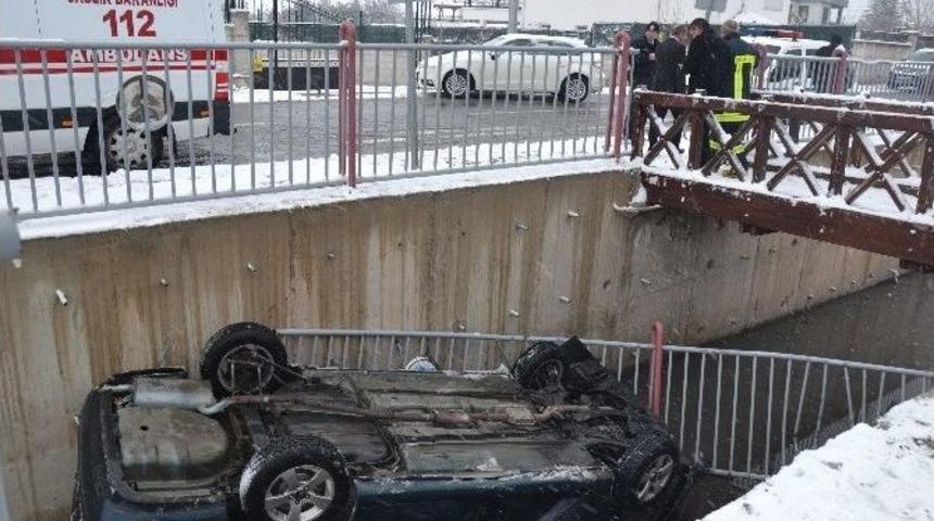 Otomobil Kanala U&ccedil;tu: 5 Yaralı