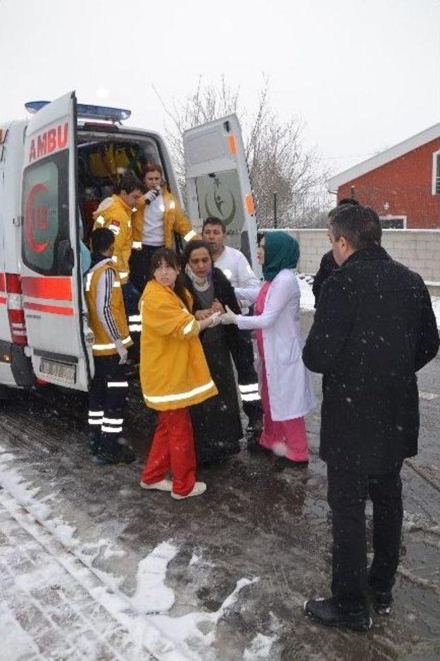 Otomobil Kanala Uçtu: 5 Yaralı