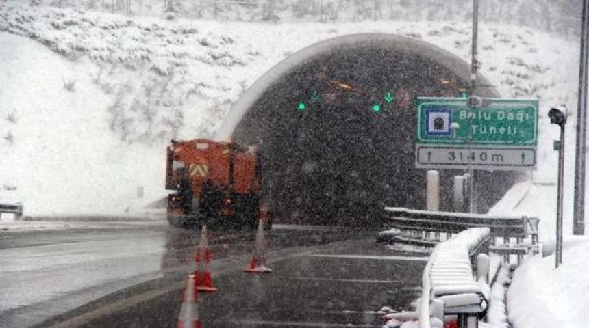 Bolu Dağı'nda Yoğun Kar Yağışı Ulaşımı Etkiliyor