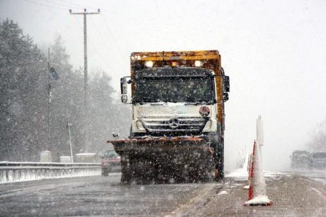 Bolu Dağı'nda Yoğun Kar Yağışı Ulaşımı Etkiliyor