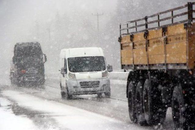 Bolu Dağı'nda Yoğun Kar Yağışı Ulaşımı Etkiliyor