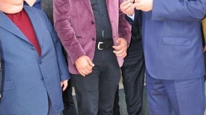 &Uuml;n&uuml;var M&uuml;teahhitlerle Buluştu