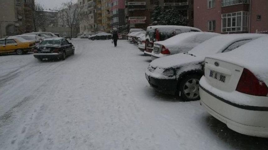 Yozgat&rsquo;ta Kar Şehri Beyaza B&uuml;r&uuml;d&uuml;