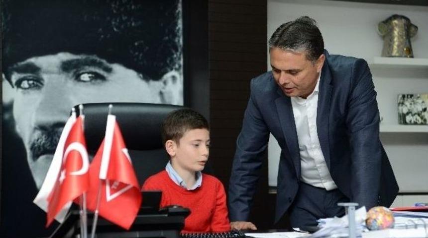 D&ouml;rd&uuml;nc&uuml; Sınıf &Ouml;ğrencısı G&ouml;ksu, Başkanlık Koltuğunda