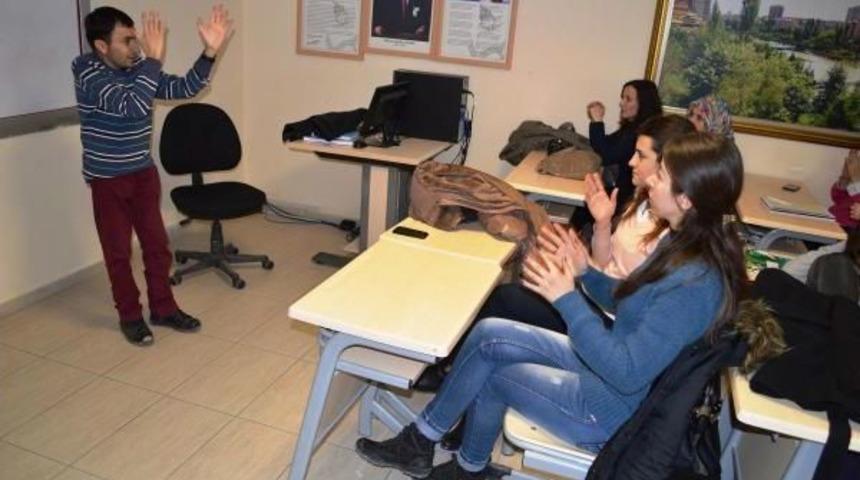 Engelli Eğitmenden 'işaret Dili' Eğitimi