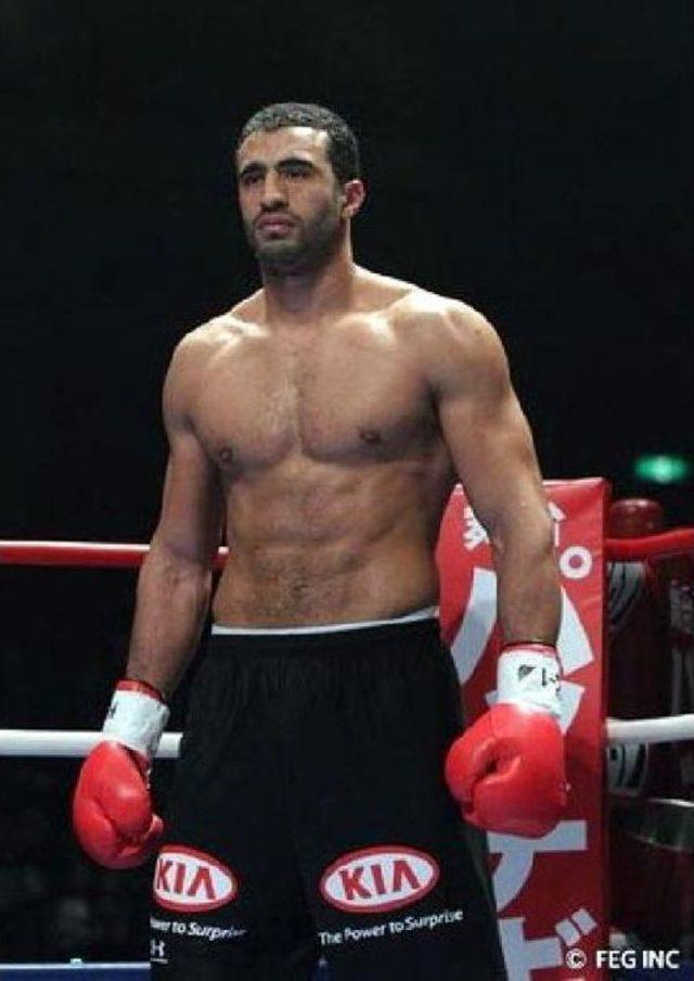 Dünya Kick Boks Şampiyonu Badr Hari'den Lösev'e Destek