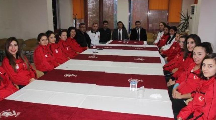 Buz Hokeyi Kadın Milli Takımı Hong Kong'a Hareket Etti