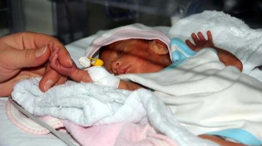 800 Gram Doğan Hayatsu Bebek, Hayata Tutundu