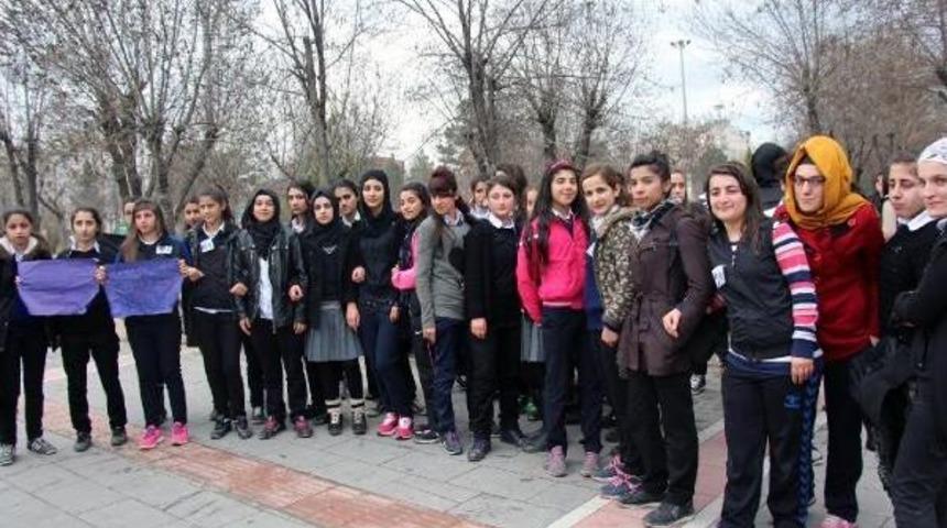 Batman'da Liseli Kızlar &Ouml;zgecan I&ccedil;in Y&uuml;r&uuml;d&uuml;
