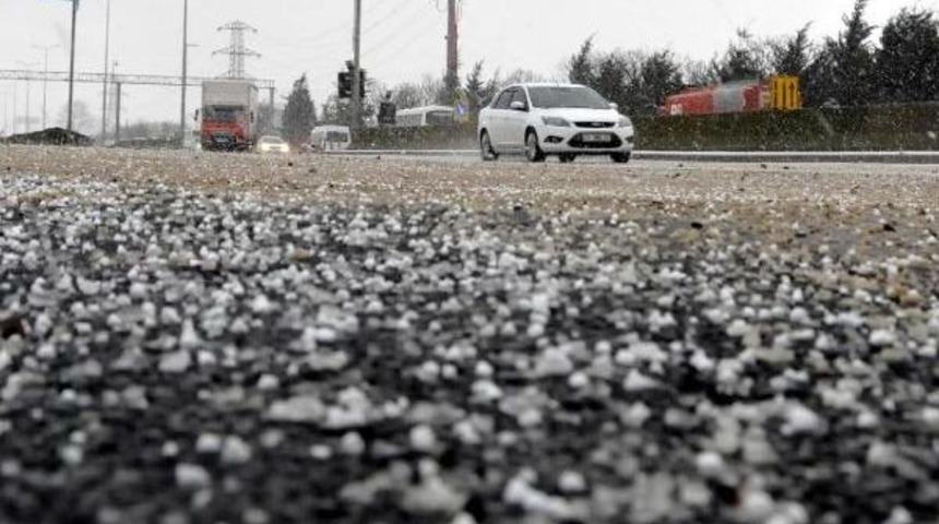 Kocaeli'nde Aniden Başlayan Dolu S&uuml;r&uuml;c&uuml;lere Zor Anlar Yaşattı