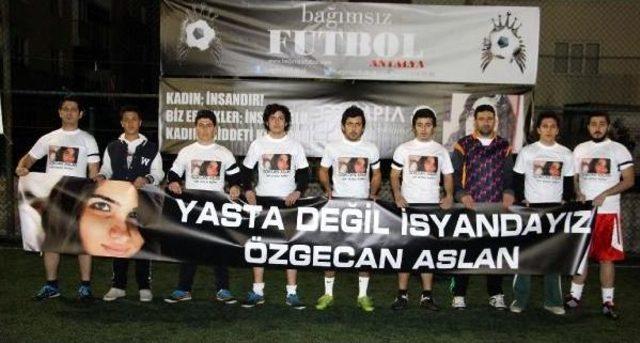 Özgecan Tişörtlü Futbolculardan 'yasta Değil Isyandayız' Pankartı