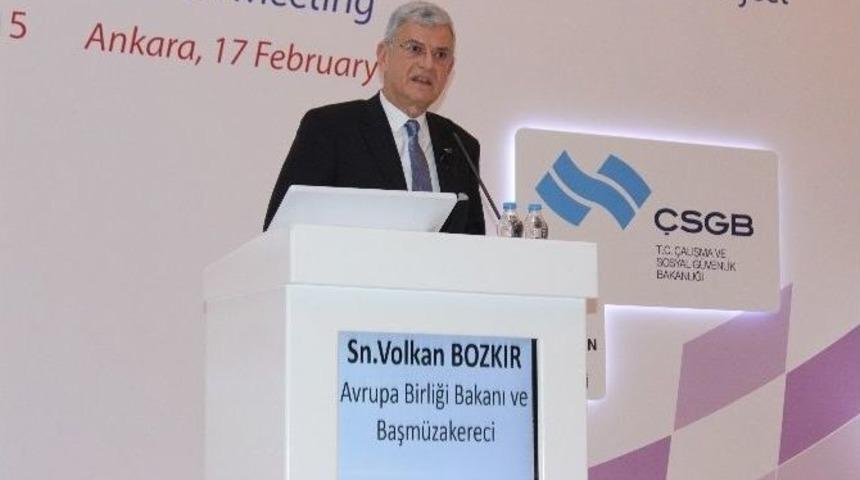 Bakan Bozkır, &Ouml;zgecan İ&ccedil;in Siyah Kurdela Taktı