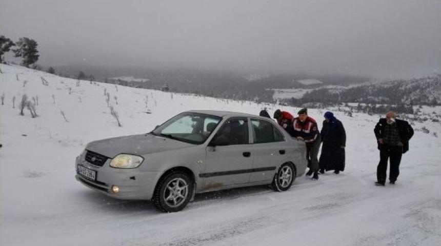 Jandarma S&uuml;r&uuml;c&uuml;lerin Yardımına Yetişti