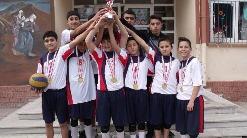 Köy Okulu Voleybol’da İl Birincisi Oldu