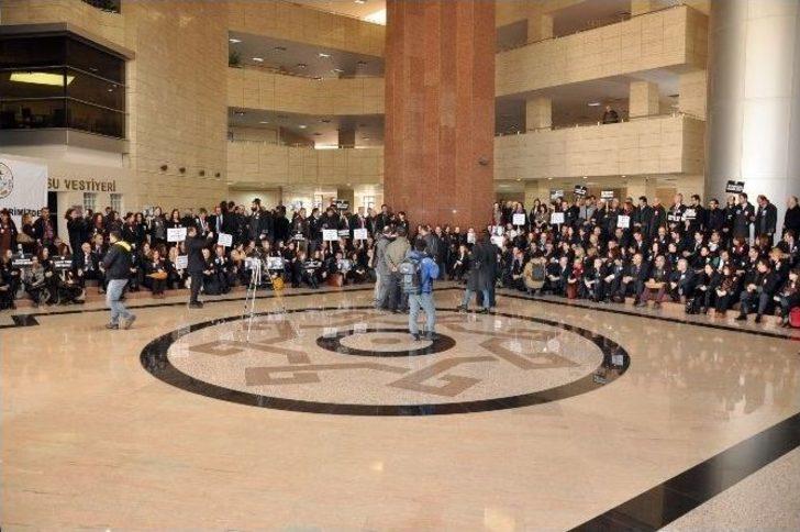 Avukatlardan Adliye İçerisinde Oturma Eylemi G1