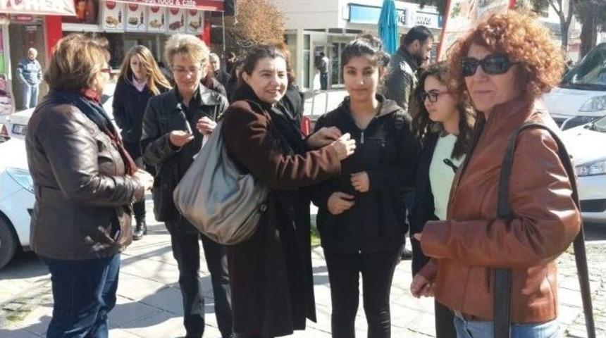 Didim&rsquo;de Chp&rsquo;li Bayanlar &Ouml;zgecan Aslan İ&ccedil;in Siyah Kurdela Dağıttı
