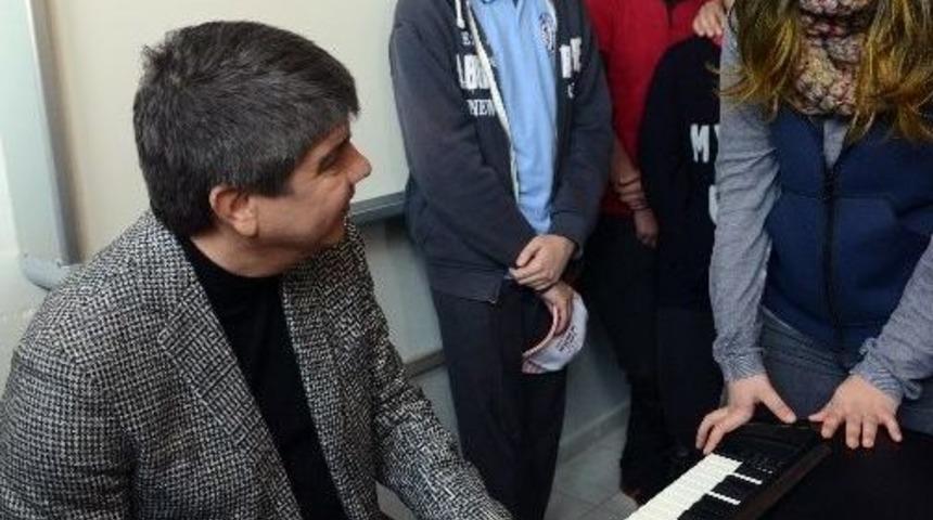 Başkan T&uuml;rel, Fikret Şeneş&rsquo;i Piyanoda Andı