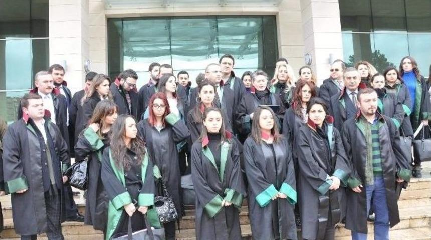 Trabzon Barosu Kadın Hakları Komisyonu &Uuml;yesi Avukatlar, Kadına Y&ouml;nelik Şiddeti Kınadı