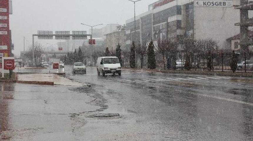 Elazığ&rsquo;da Etkili Kar Yağışı