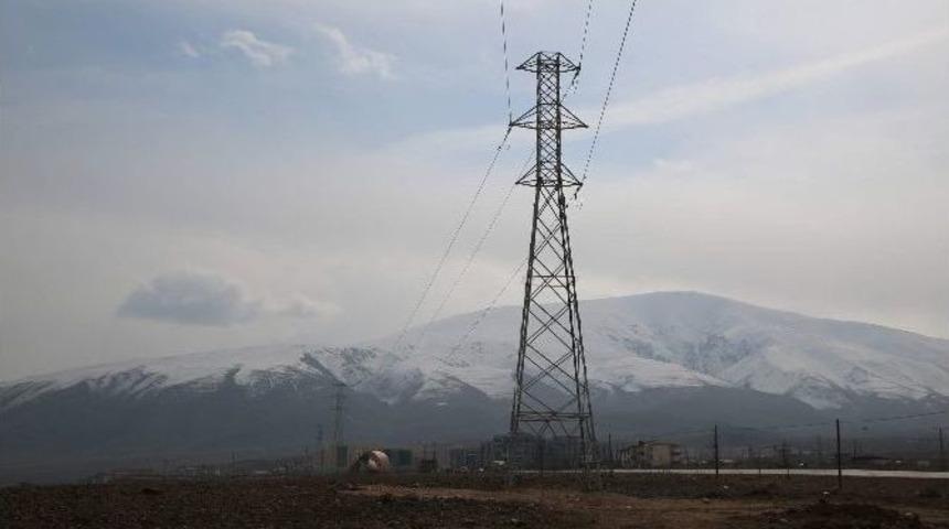 Suveren Kamp&uuml;s&uuml; İ&ccedil;in Elektrik Hattı &Ccedil;ekildi