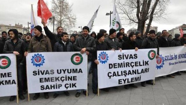 Sivas'ta Demir Çelik Işçilerinden Ücret Eylemi