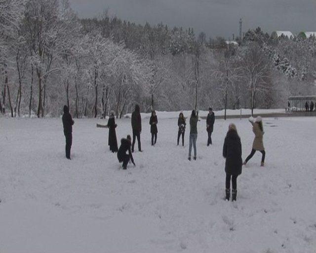 Omü’lü Öğrenciler Karın Keyfini Çıkardı